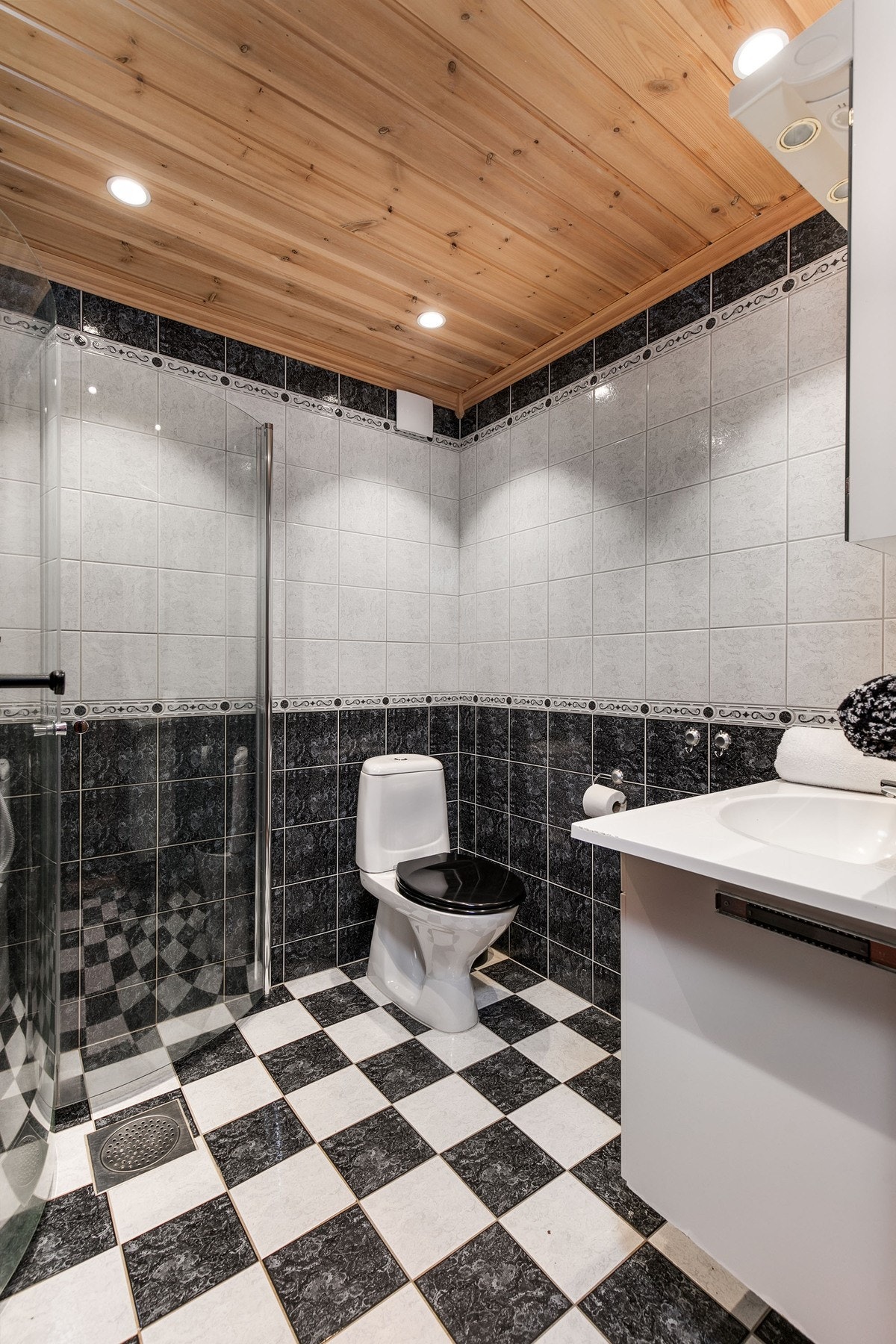 Bad 2 har flislagte overflater på gulv og vegger, samt panel i himling. Galleribilde