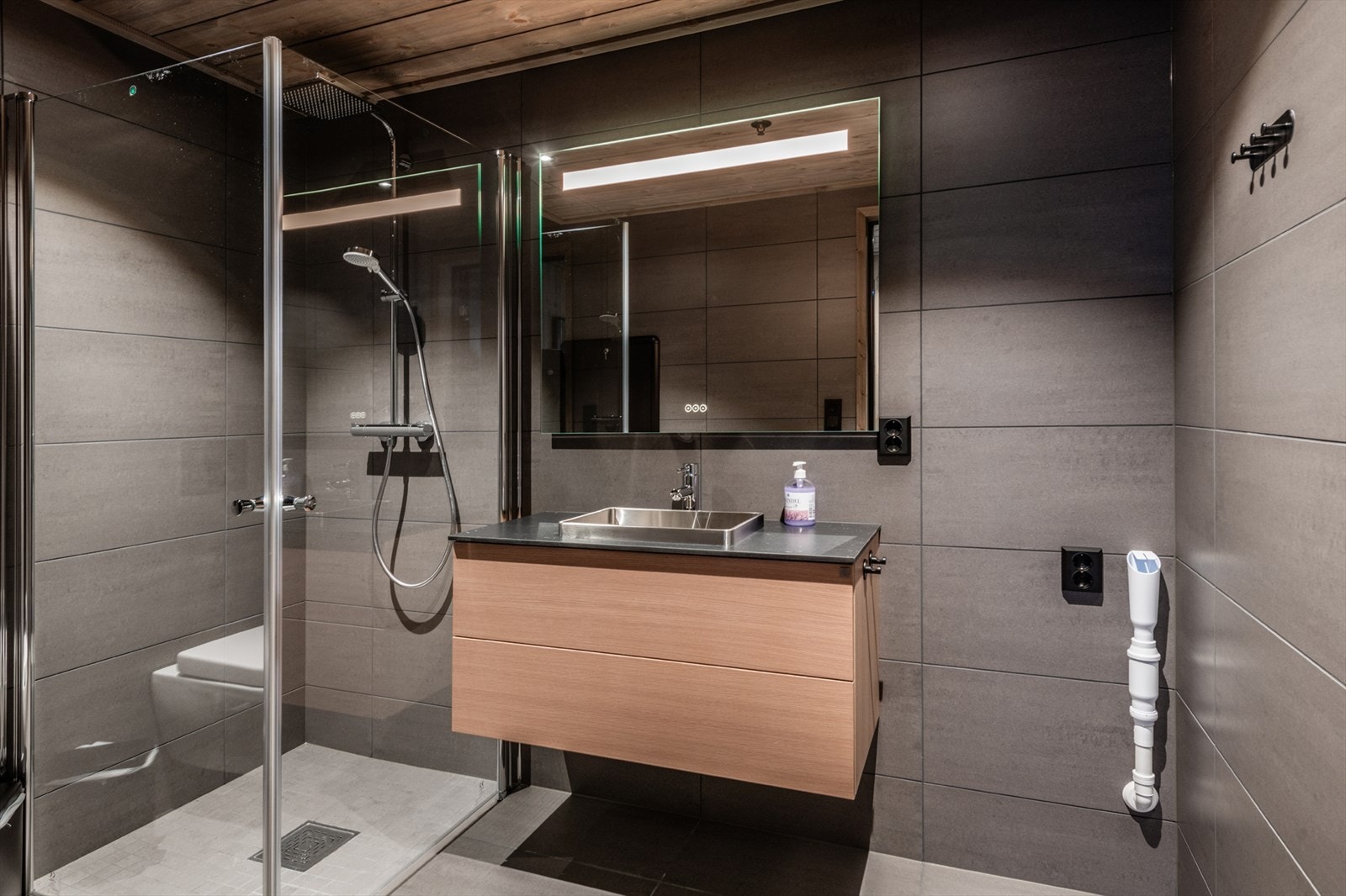 Lekkert bad. Opplegg for vask/tørk. Galleribilde