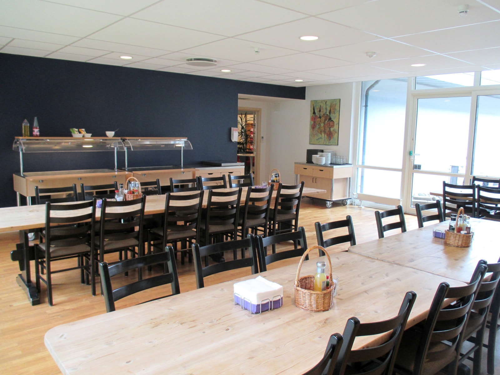 Kantine med kjøkkenløsning og direkte adkomst til uteområde med sittegrupper Galleribilde