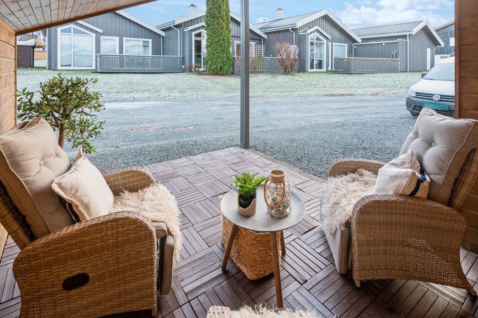 Ved siden av carporten er det plass til parkering på sameiets felles tomt. Galleribilde