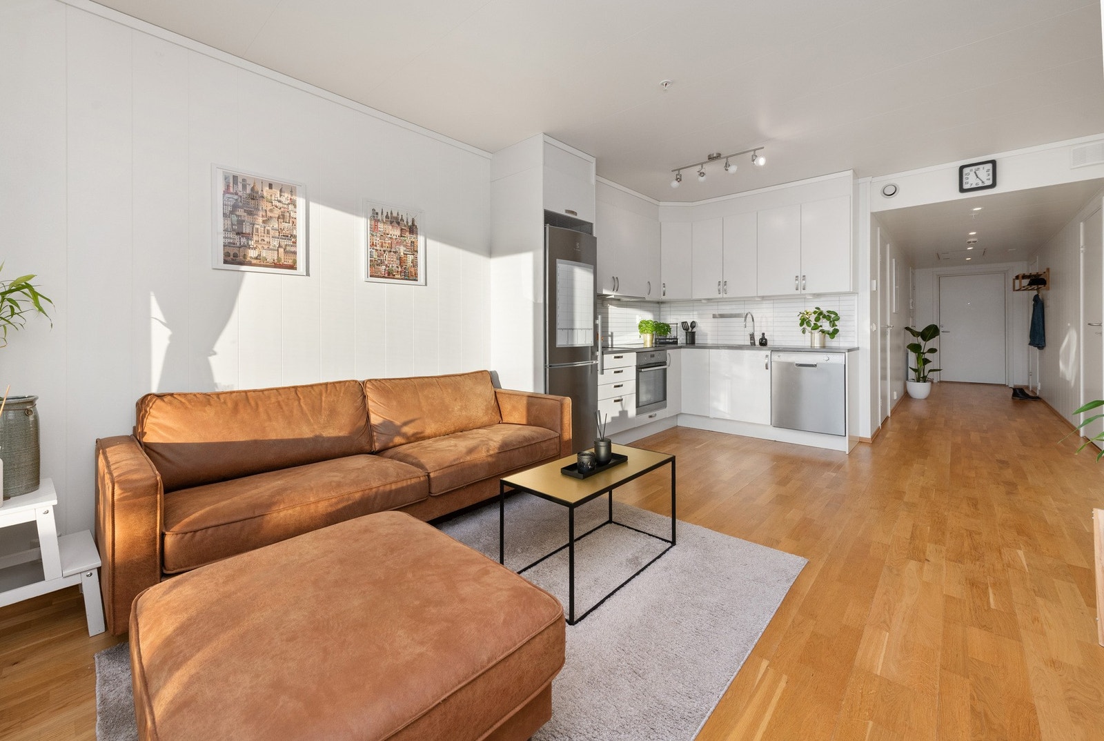 Parkett på gulv og malte plater på vegger Galleribilde