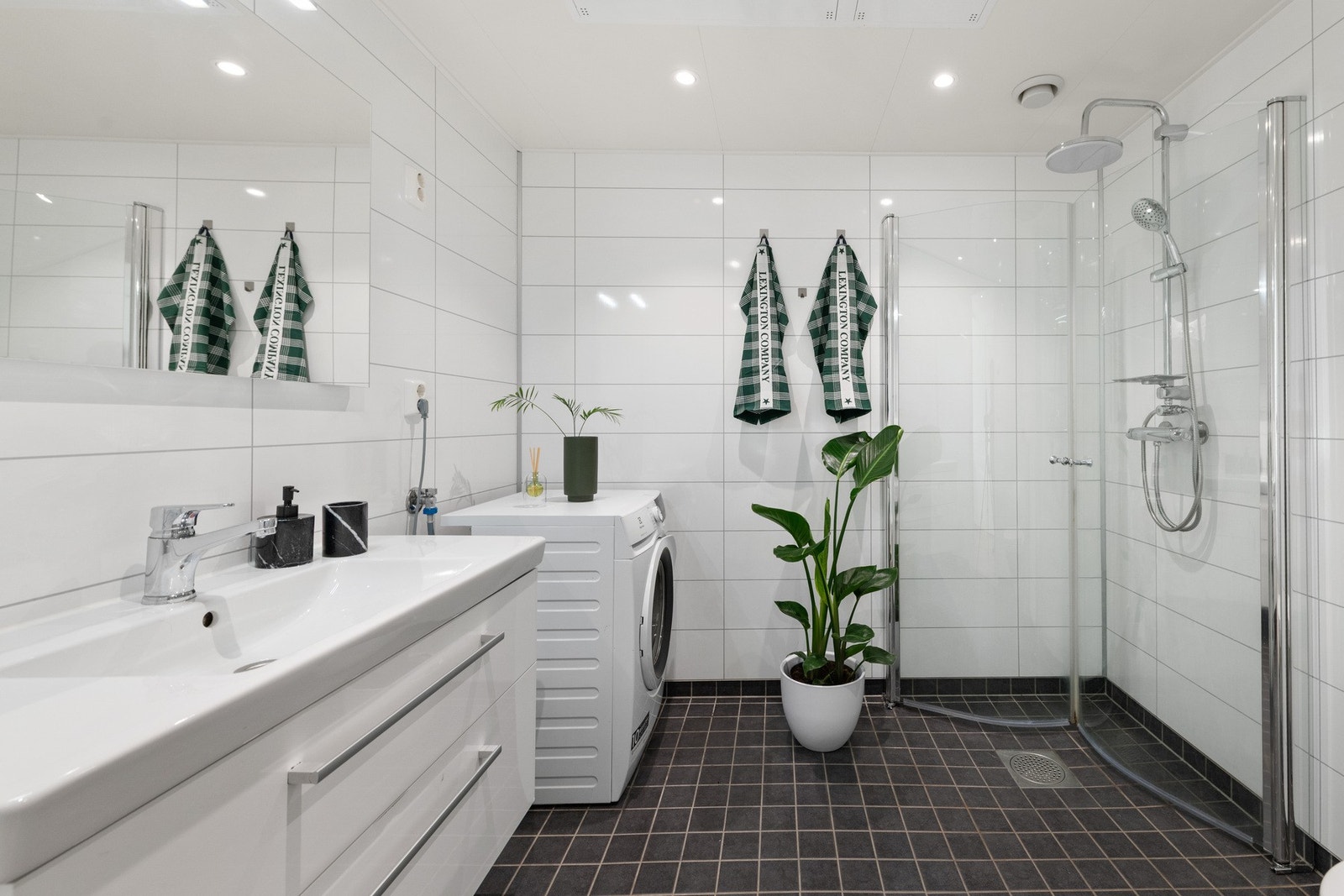 Stort bad som har fliser på gulv og våtromsplater med flislook på vegger Galleribilde