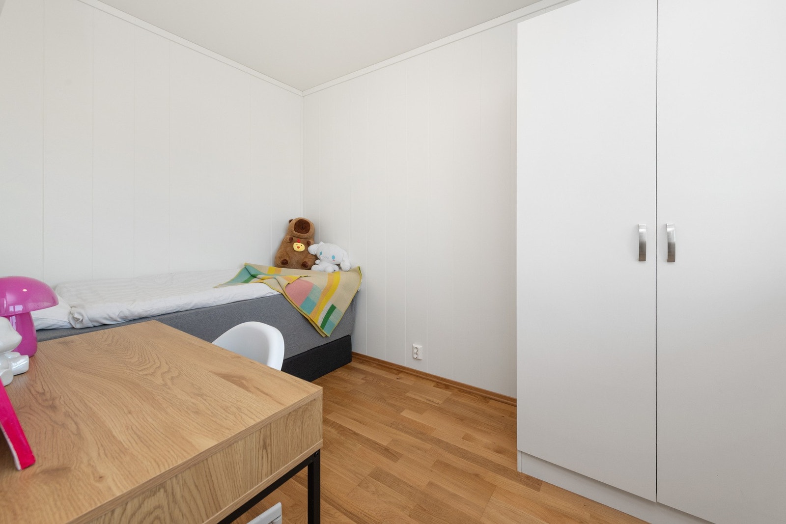 Soverom 2. Parkett på gulv og malte plater på vegger Galleribilde