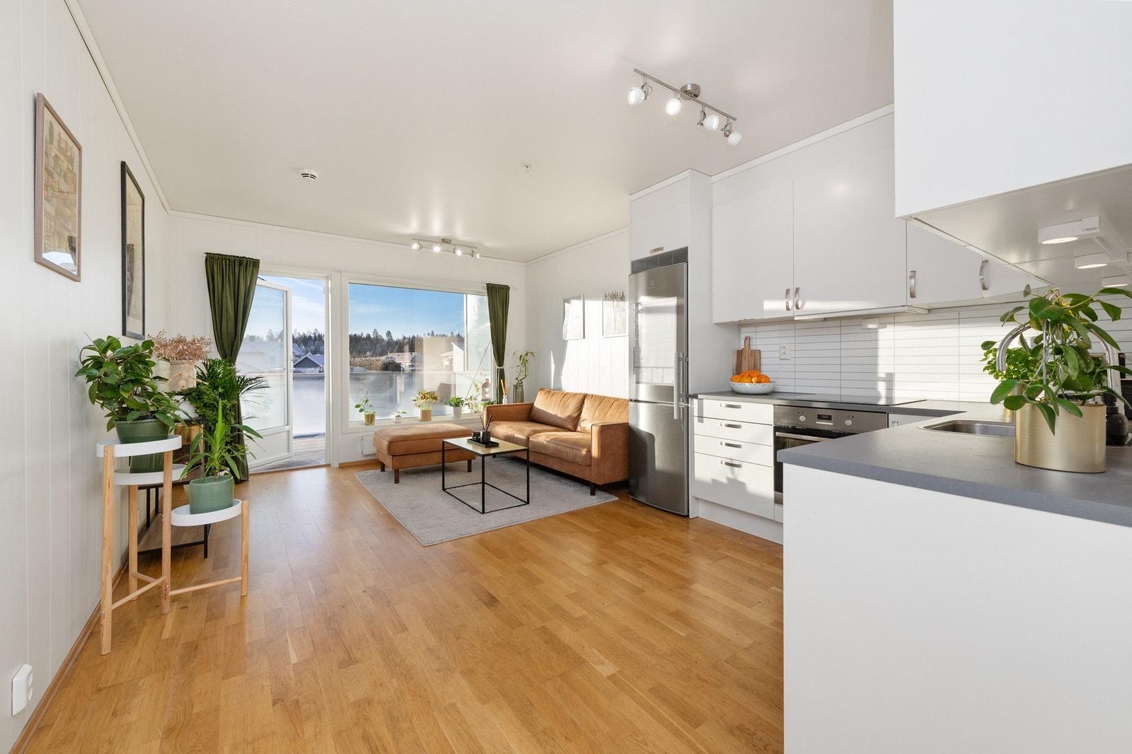 Fra stuen er det utgang til vestvendt balkong på 9 m² Galleribilde