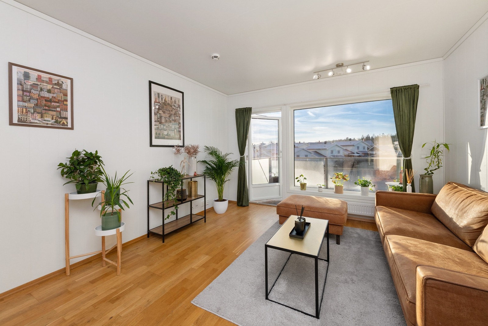 Stuen er lys og fin med bra med lysinnslipp Galleribilde