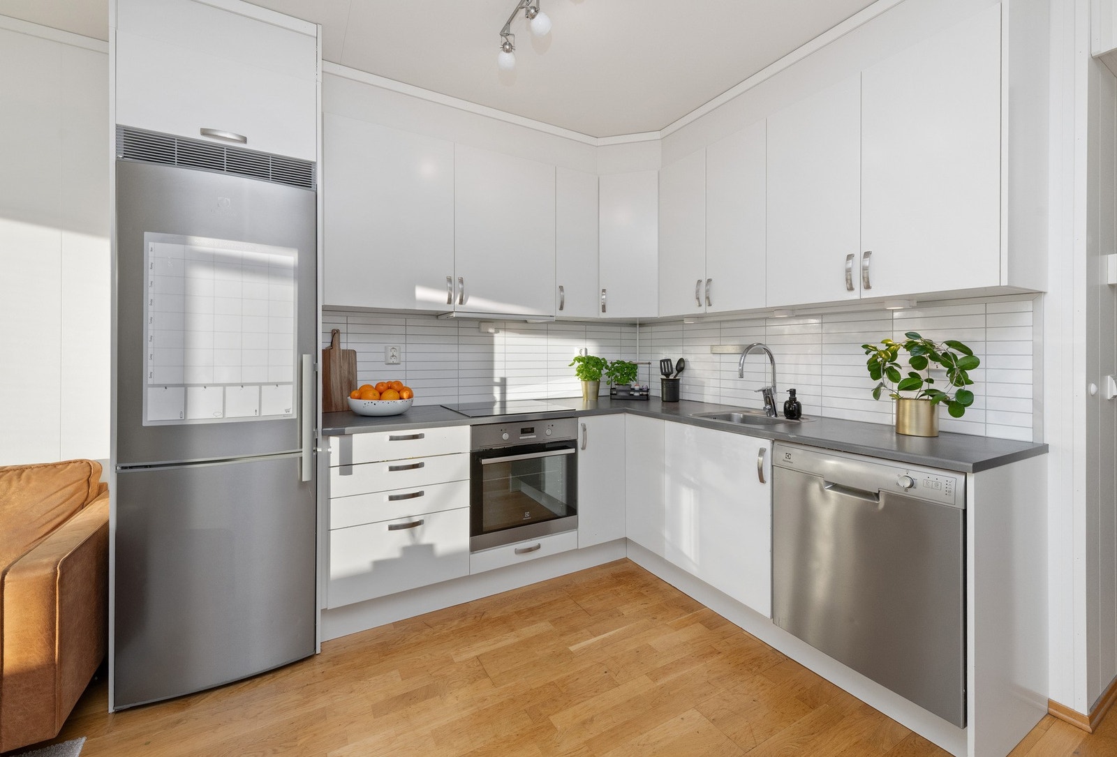 Kjøkkenet har integrert komfyr og platetopp Galleribilde