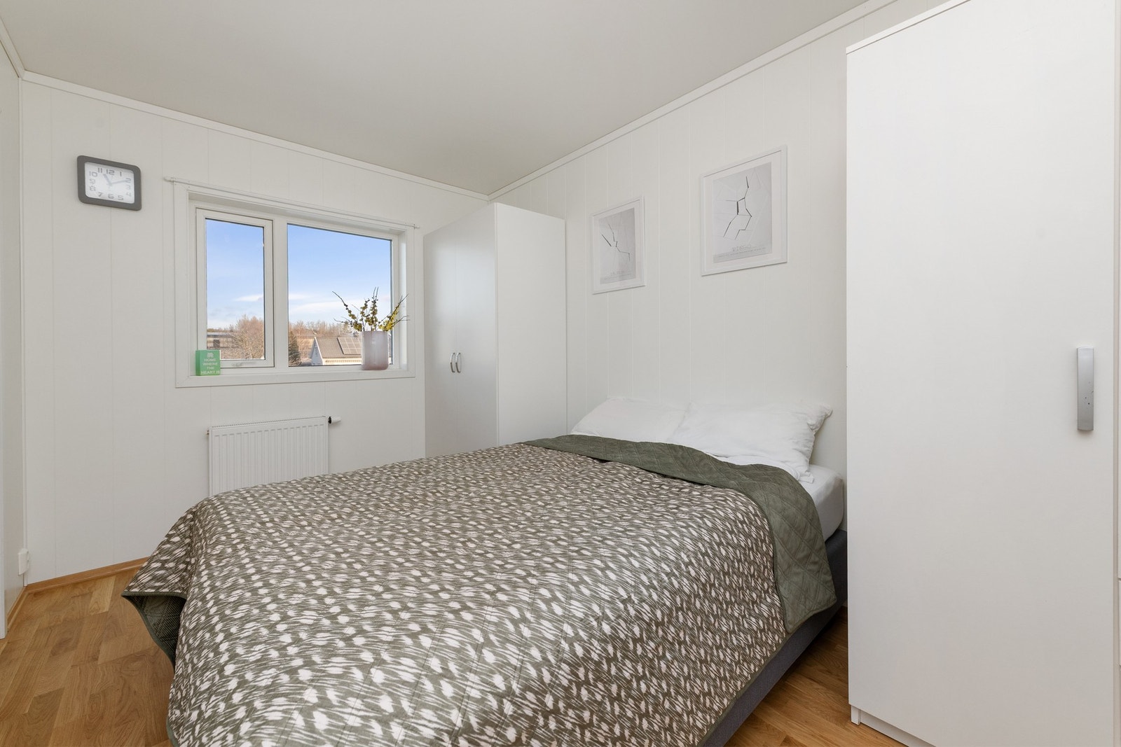 Soverom 1. Parkett på gulv og malte plater på vegger. Bra med skapplass. Galleribilde