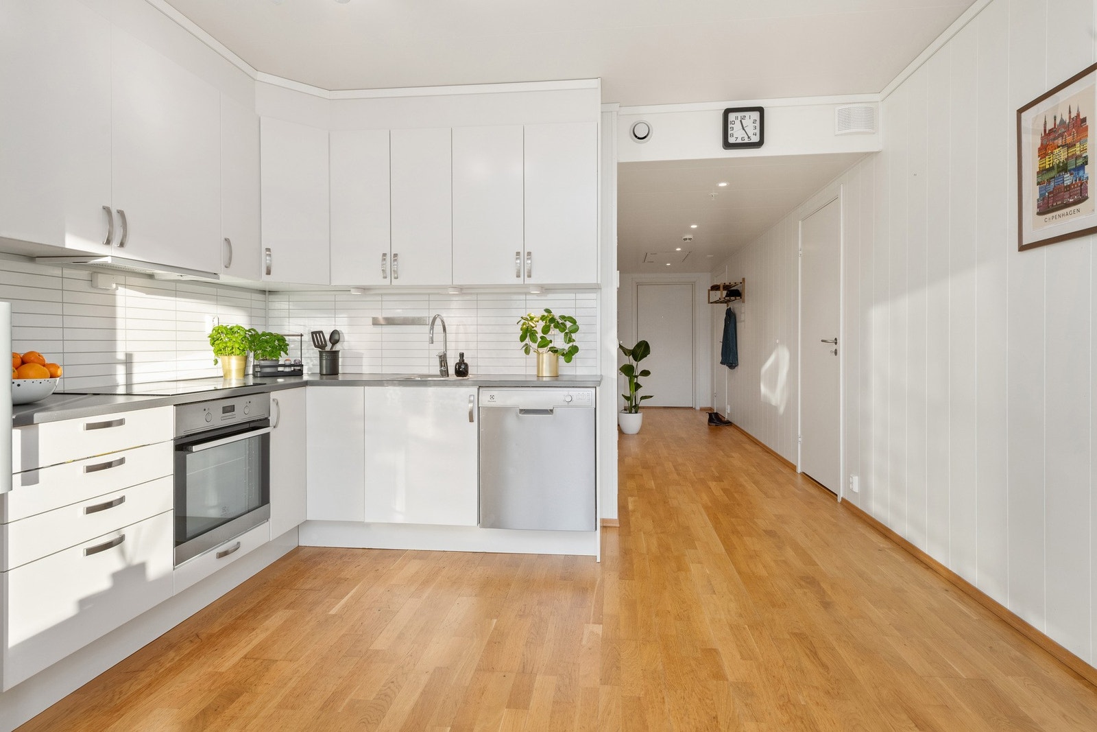 Kjøkkeninnredning fra Norema. Glatte hvite fronter som er helt nye. Galleribilde