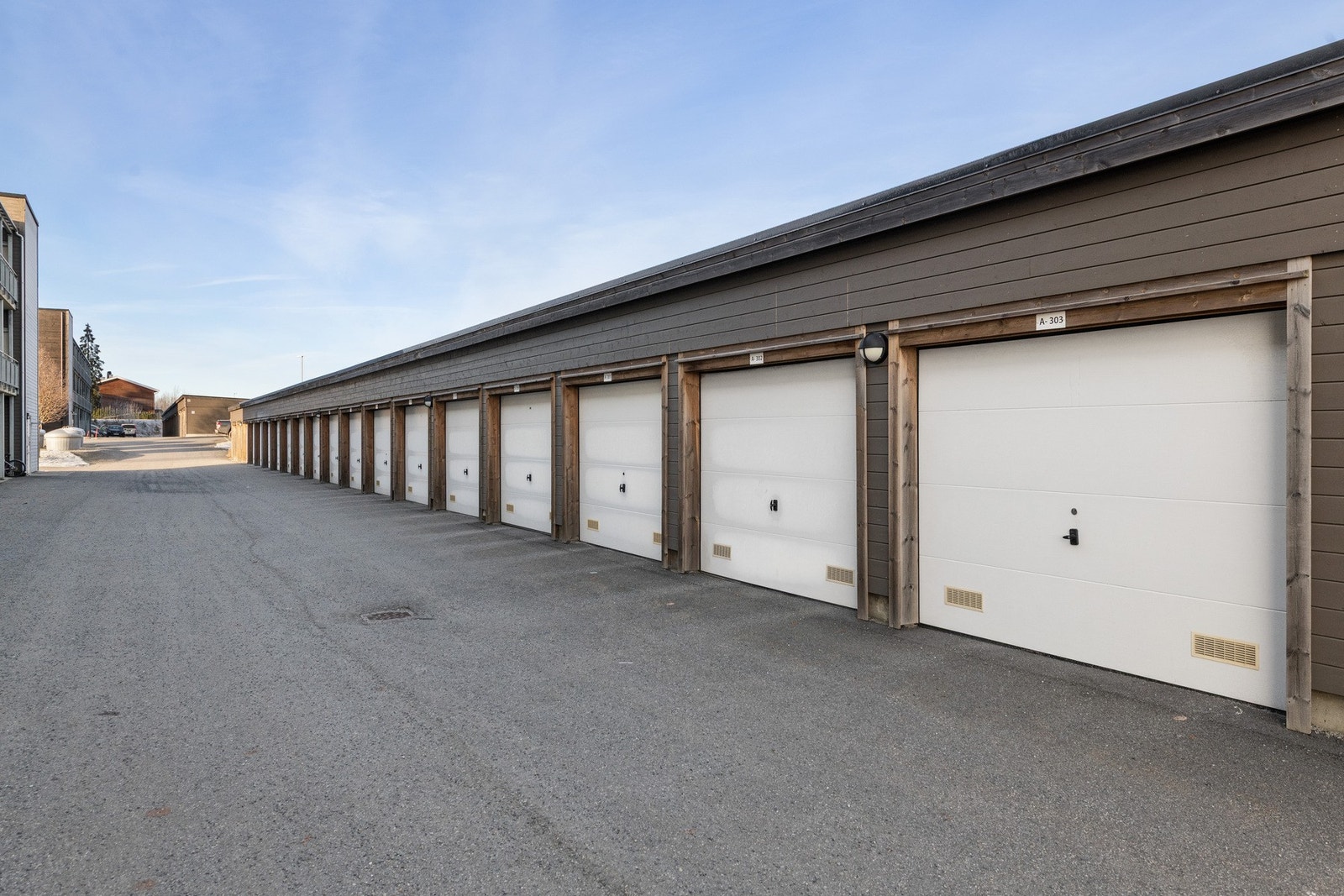 Garasje på 21m² i rekkeanlegg. El-billader og elektrisk garasjeport. Praktisk bod i bakkant av garasjen i åpen løsning Galleribilde