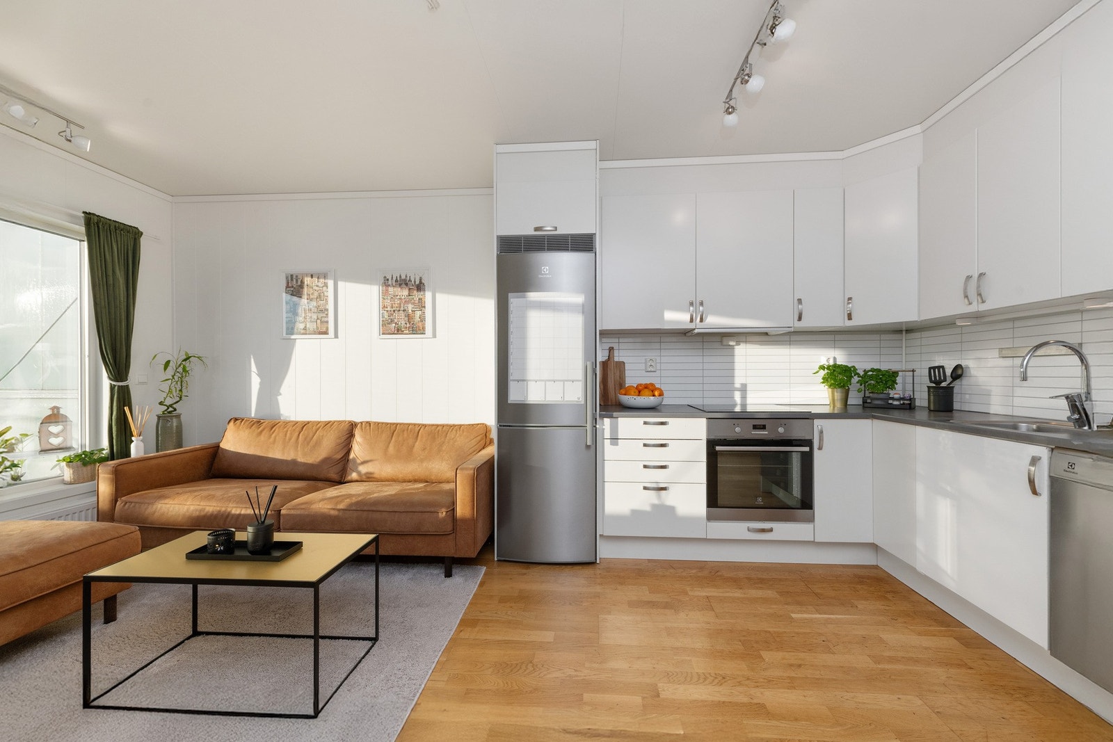 Kjøkkenet ligger i åpen løsning med stuen. Galleribilde