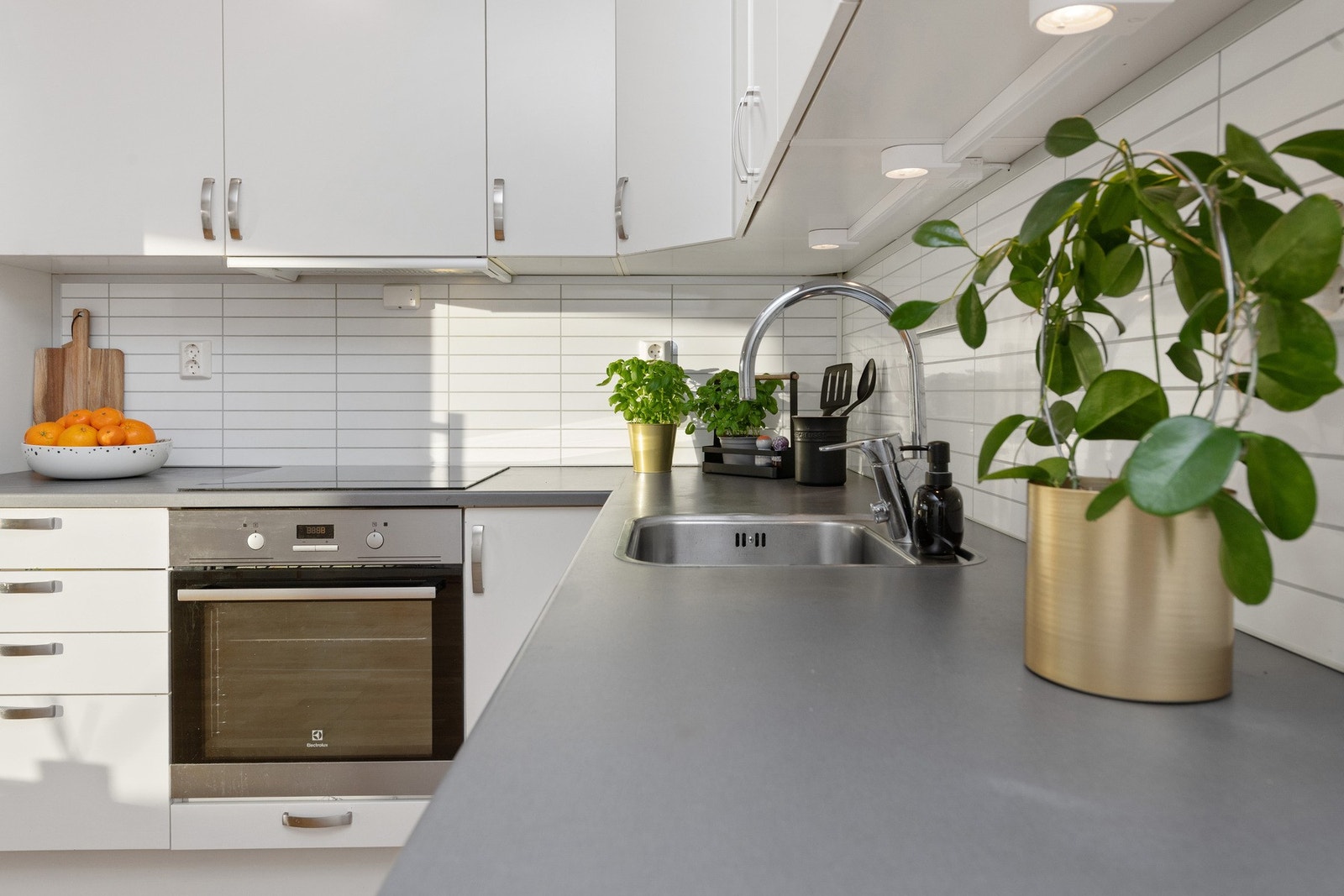 Ventilator har avtrekk ut. Det er montert komfyrvakt og lekkasjestopper Galleribilde