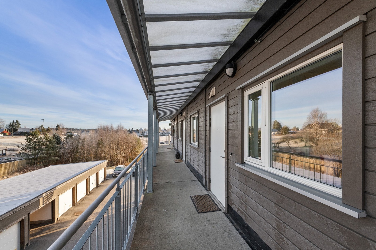 Her ser du svalgangen mot leiligheten Galleribilde