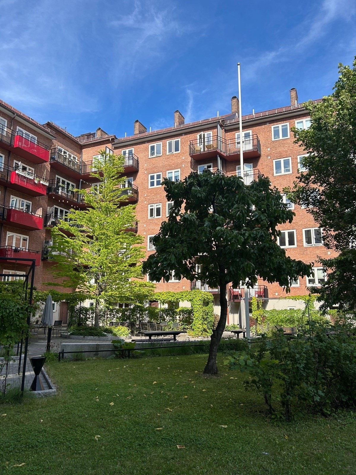 Bakgården er et hyggelig samlingssted for beboerne. Galleribilde