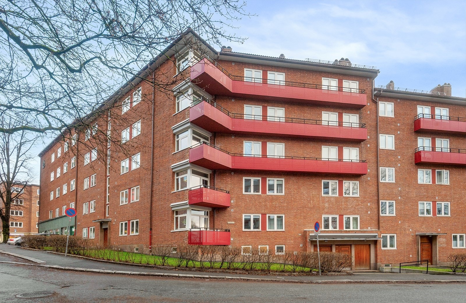 Leiligheten ligger i en klassisk bygård fra 1937, sentralt og rolig på Rosenhoff. Galleribilde