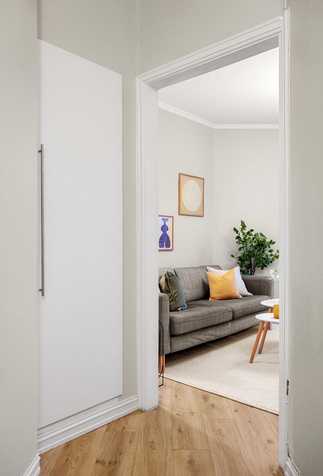 I tilknytning til entréen er det et praktisk kott for ekstra oppbevaring. Galleribilde