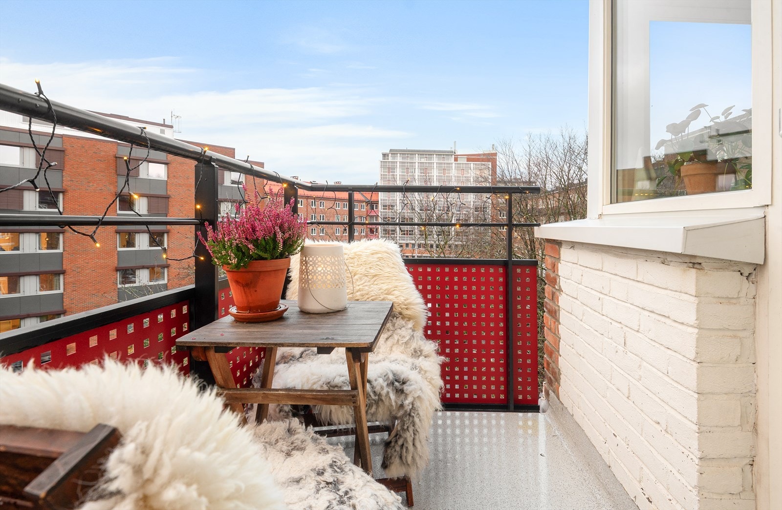 Balkongen er bygget i betong og stål, med rekkverkshøyde på 121 cm. Galleribilde