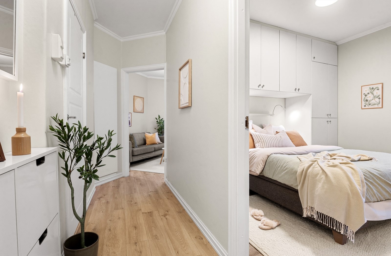 Fra gangen er det åpen siktlinje inn mot soverom og stue. Galleribilde