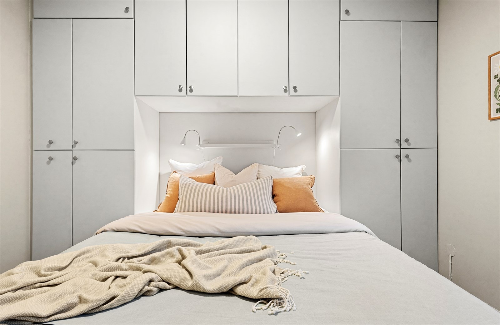 Garderobeløsningen utnytter takhøyden og gir rikelig med oppbevaringsplass. Galleribilde