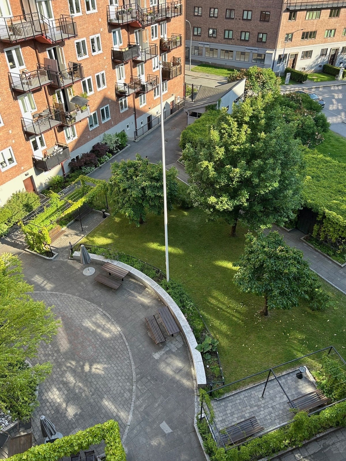 Uteområdene er velholdte med grøntarealer og beplantning. Galleribilde