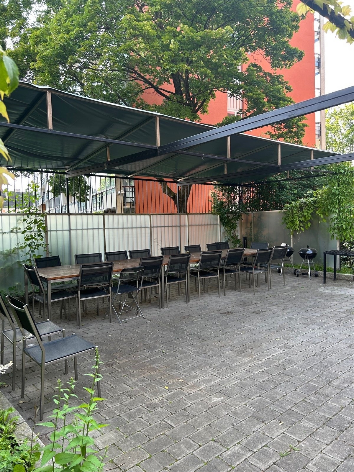 Borettslaget disponerer en felles grillplass med langbord. Galleribilde