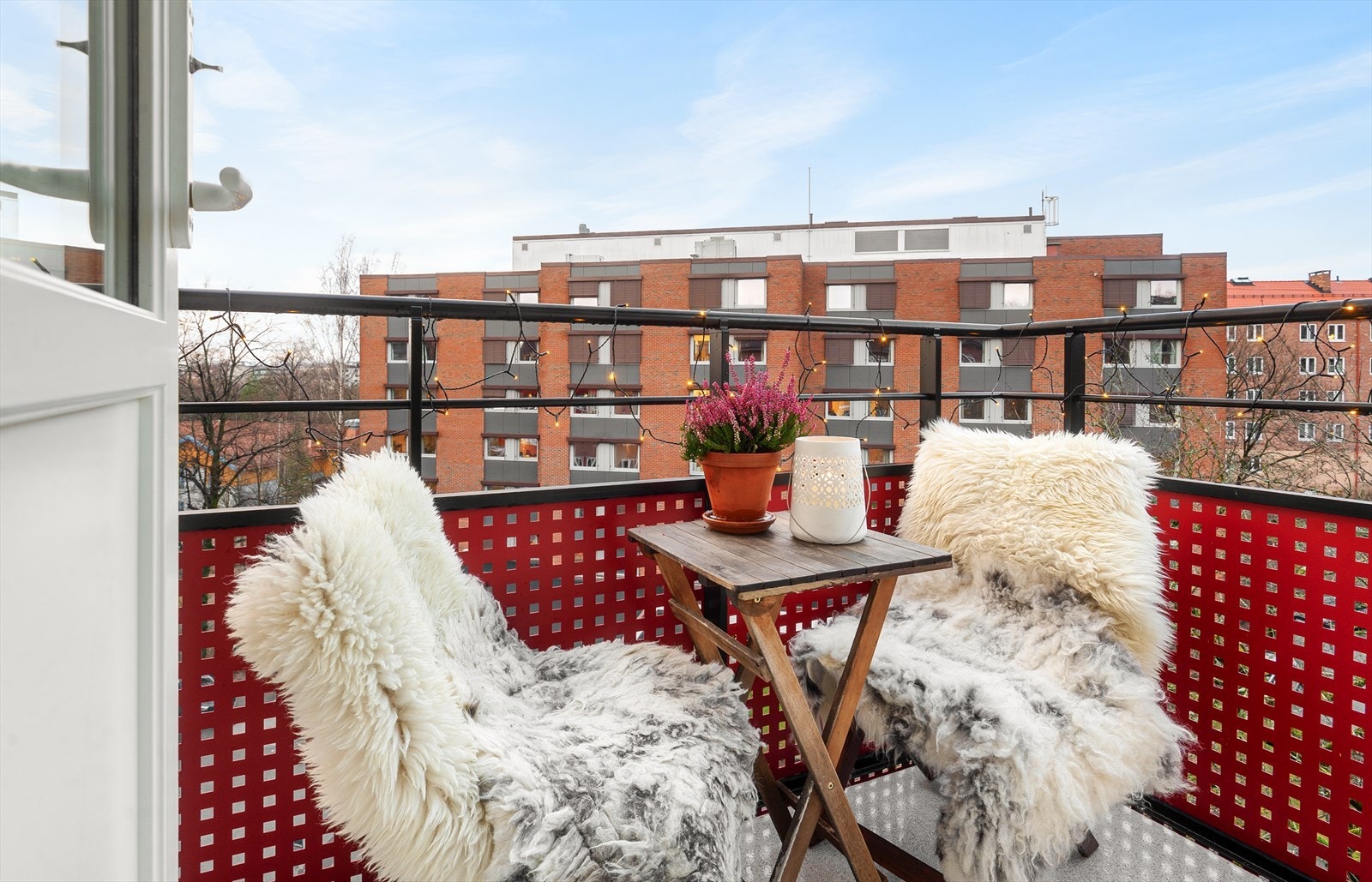 Balkongen har plass til en hyggelig sittegruppe for å nyte ettermiddagssolen. Galleribilde