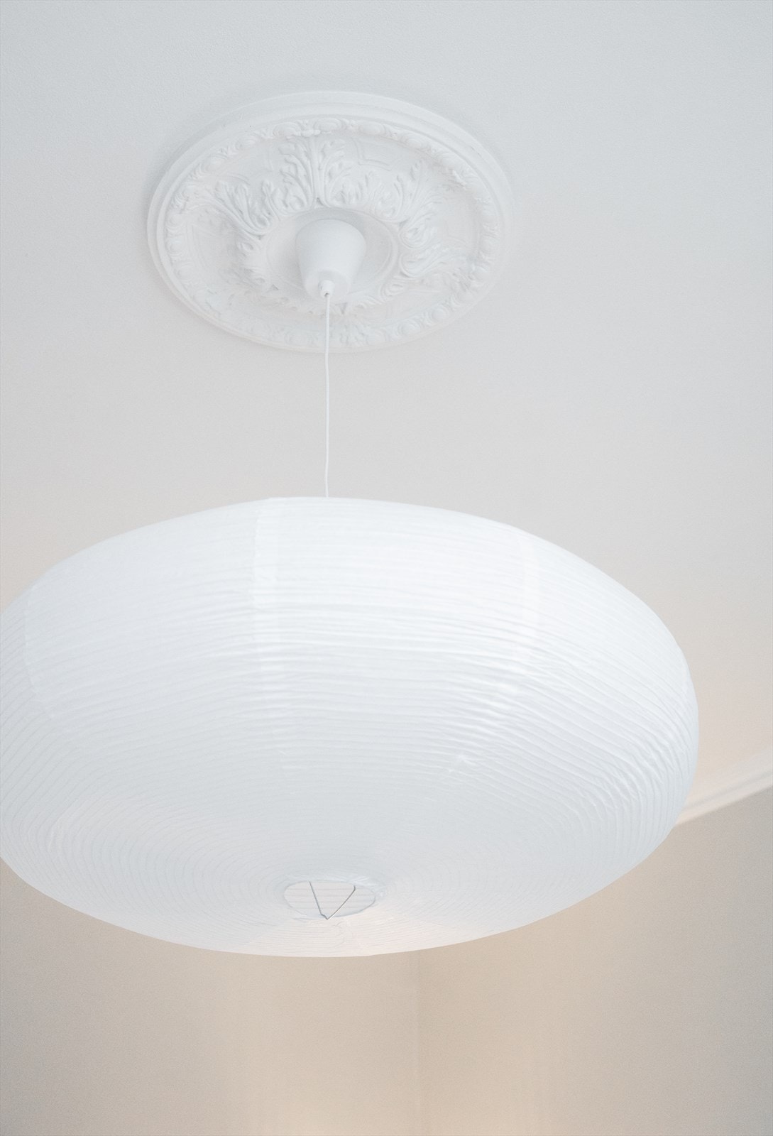 Den klassiske takrosetten gir rommet karakter. Galleribilde