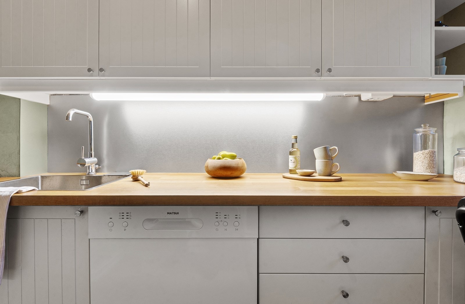 Kjøkkenet er utstyrt med integrert platetopp og oppvaskmaskin. Galleribilde