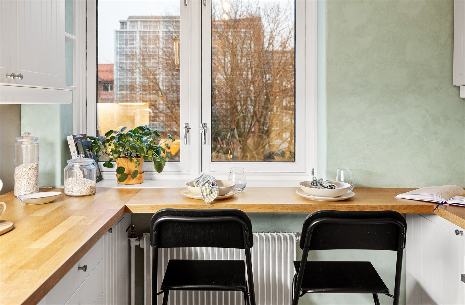 En praktisk spiseplass ved vinduet gir rom for en rask frokost. Galleribilde