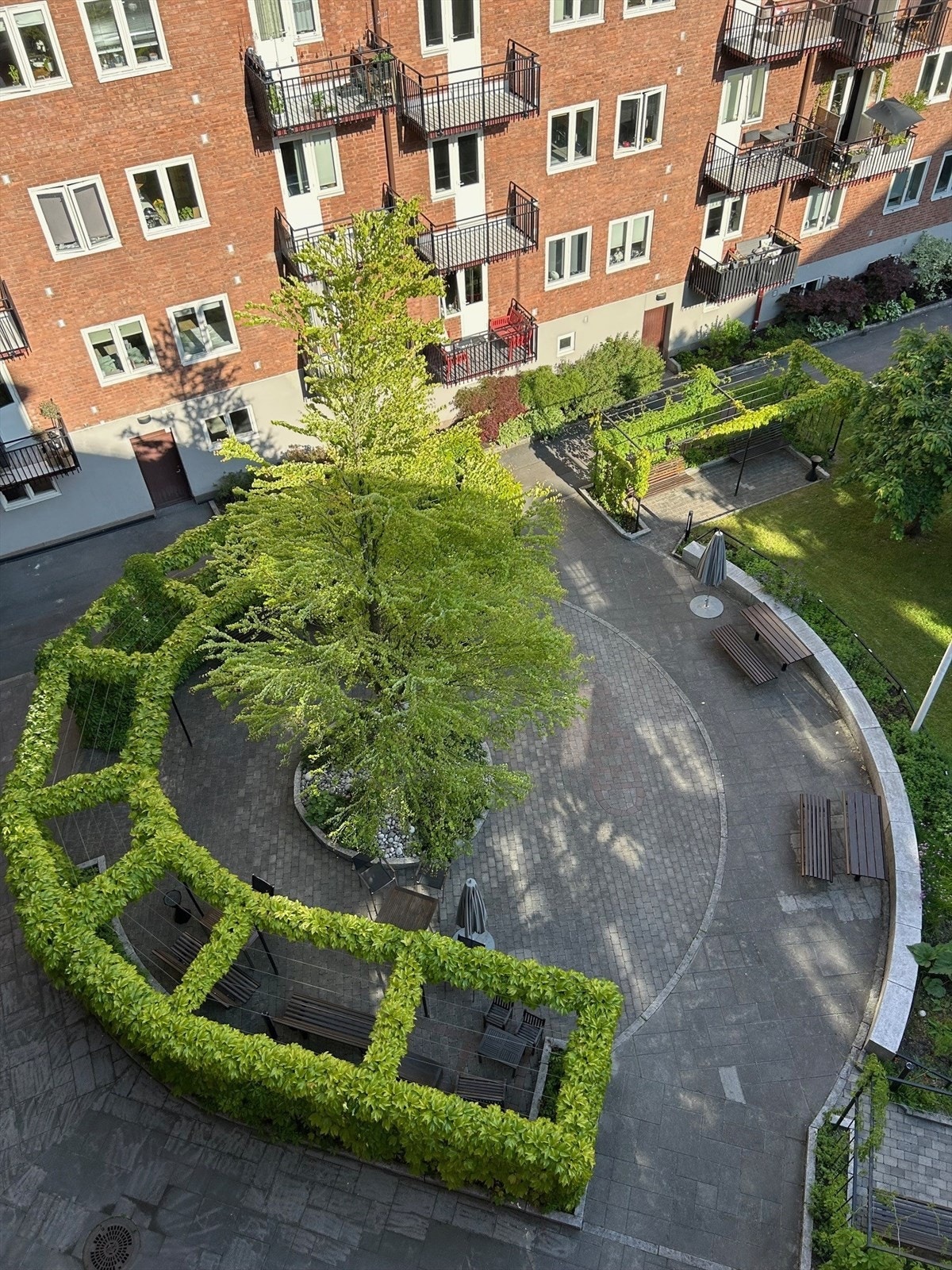 Borettslaget har en pent opparbeidet og skjermet bakgård med flere sittegrupper. Galleribilde