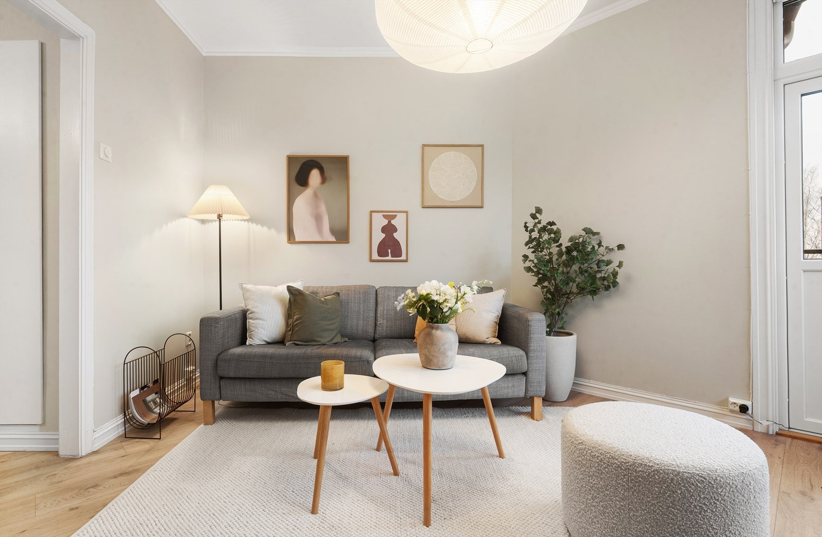 Stuen er et sentralt samlingspunkt med god plass til både sittegruppe og spisebord. Galleribilde