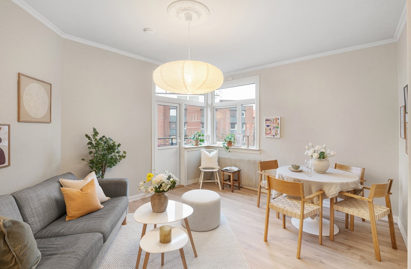 Stuen er et lyst og luftig rom med en takhøyde på 2,70 meter. Galleribilde