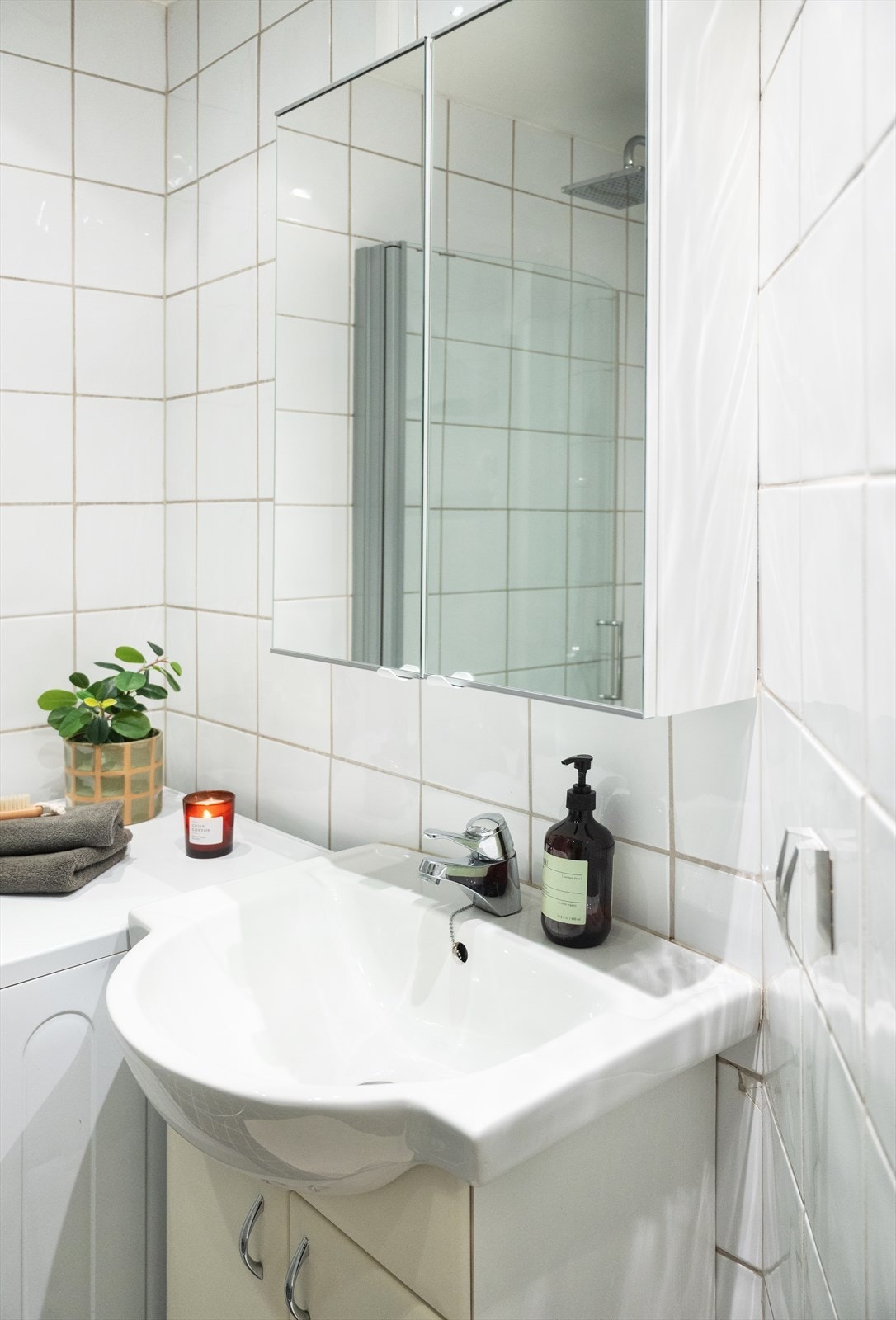 Badet er innredet med servant, speilskap og dusjhjørne med glassdører. Galleribilde