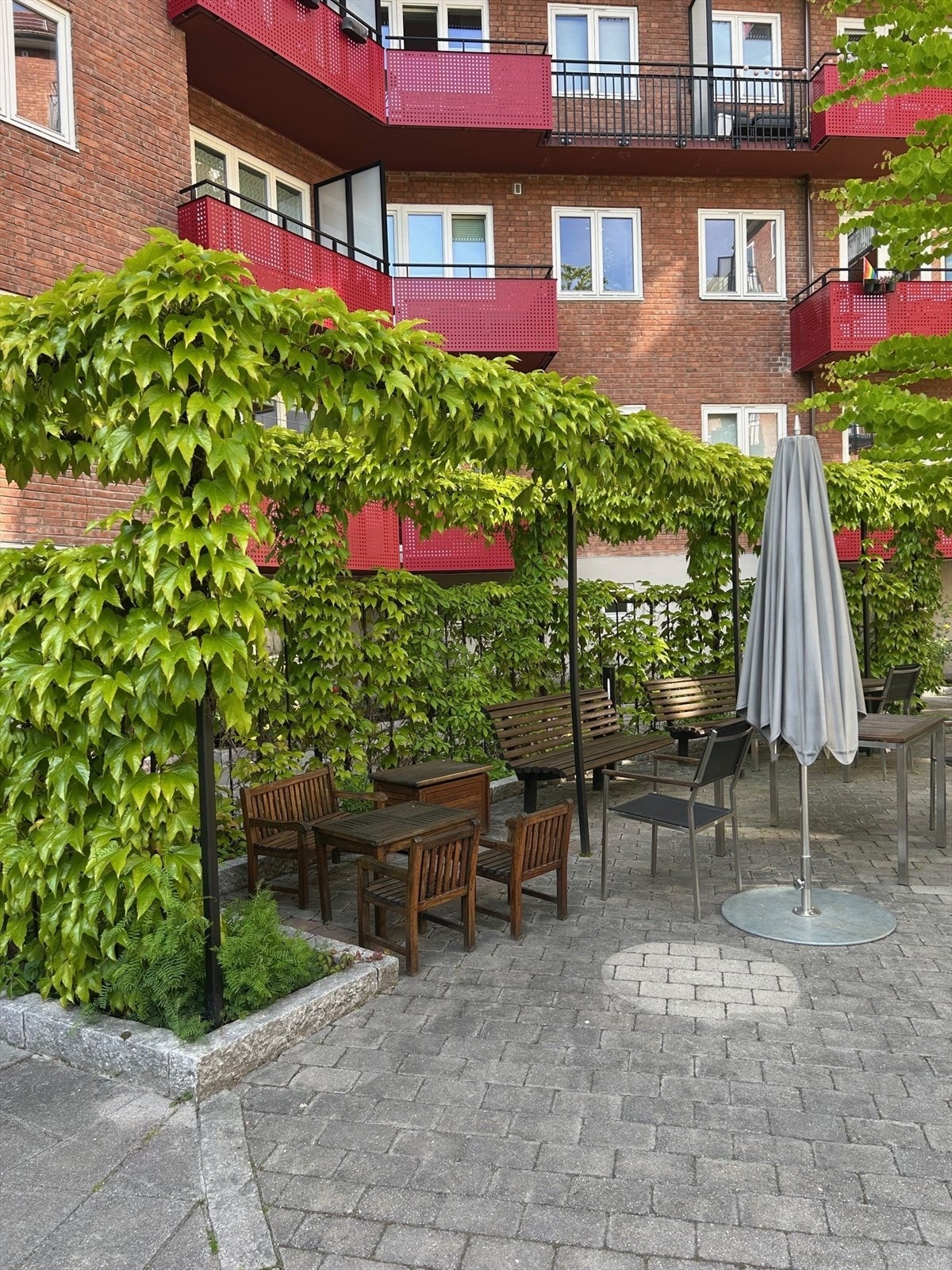 Grønne pergolaer skaper lune soner i bakgården. Galleribilde