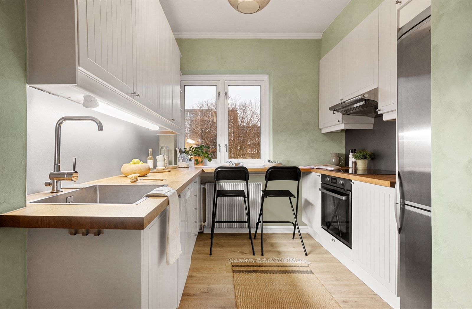 Separat kjøkken som ble oppgradert med ny oppvaskmaskin og platetopp i 2022. Galleribilde