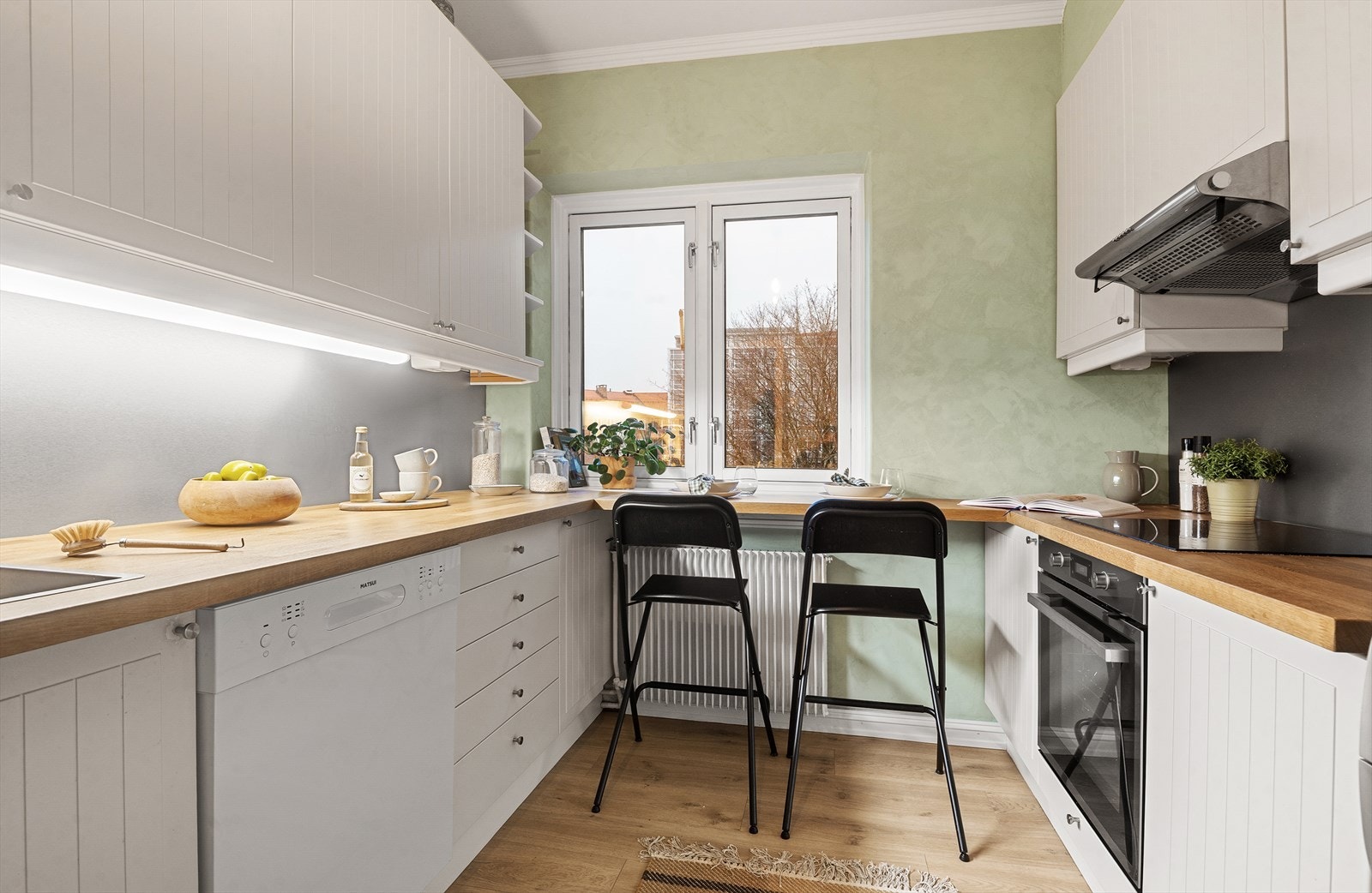 Innredningen har profilerte fronter og en benkeplate i trefiner. Galleribilde