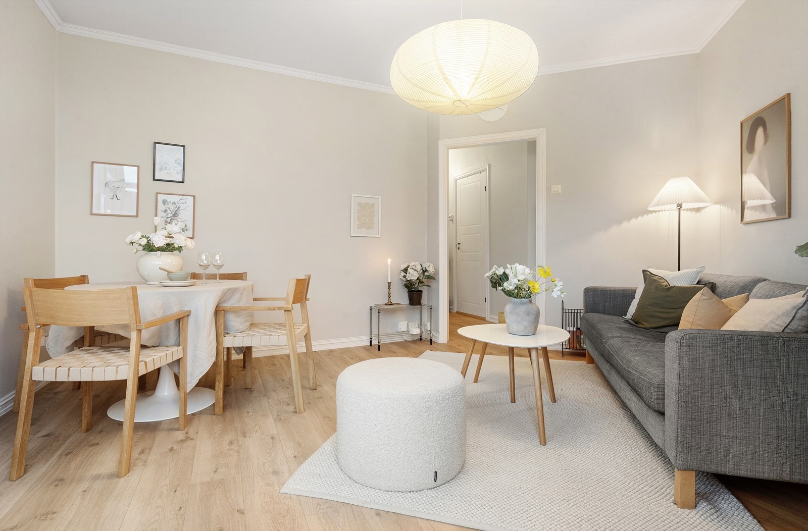 Rommet har gjennomgående laminatgulv og malte, glatte flater på veggene. Galleribilde