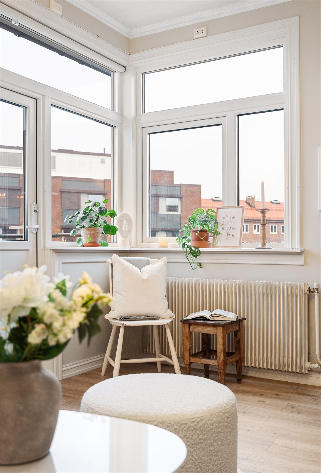 De store vindusflatene i hjørnet slipper inn rikelig med dagslys. Galleribilde