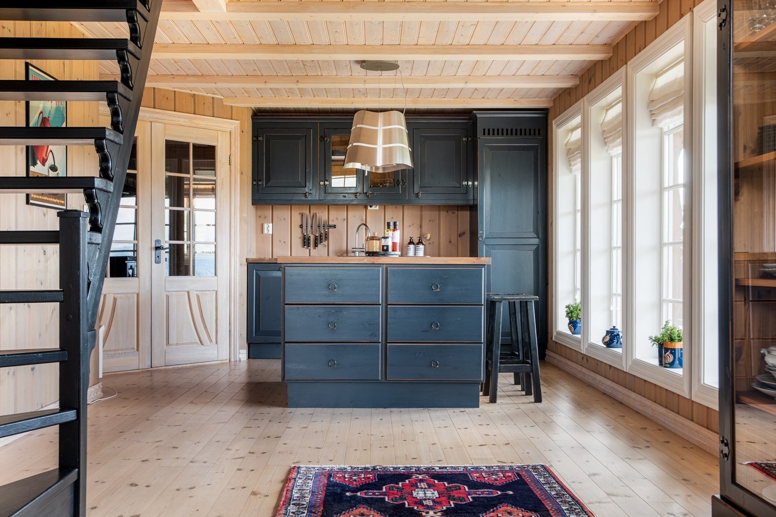 Kjøkkenet har en flott og solid innredning med profilerte, malte fronter som står i fin stil til hytta. Galleribilde