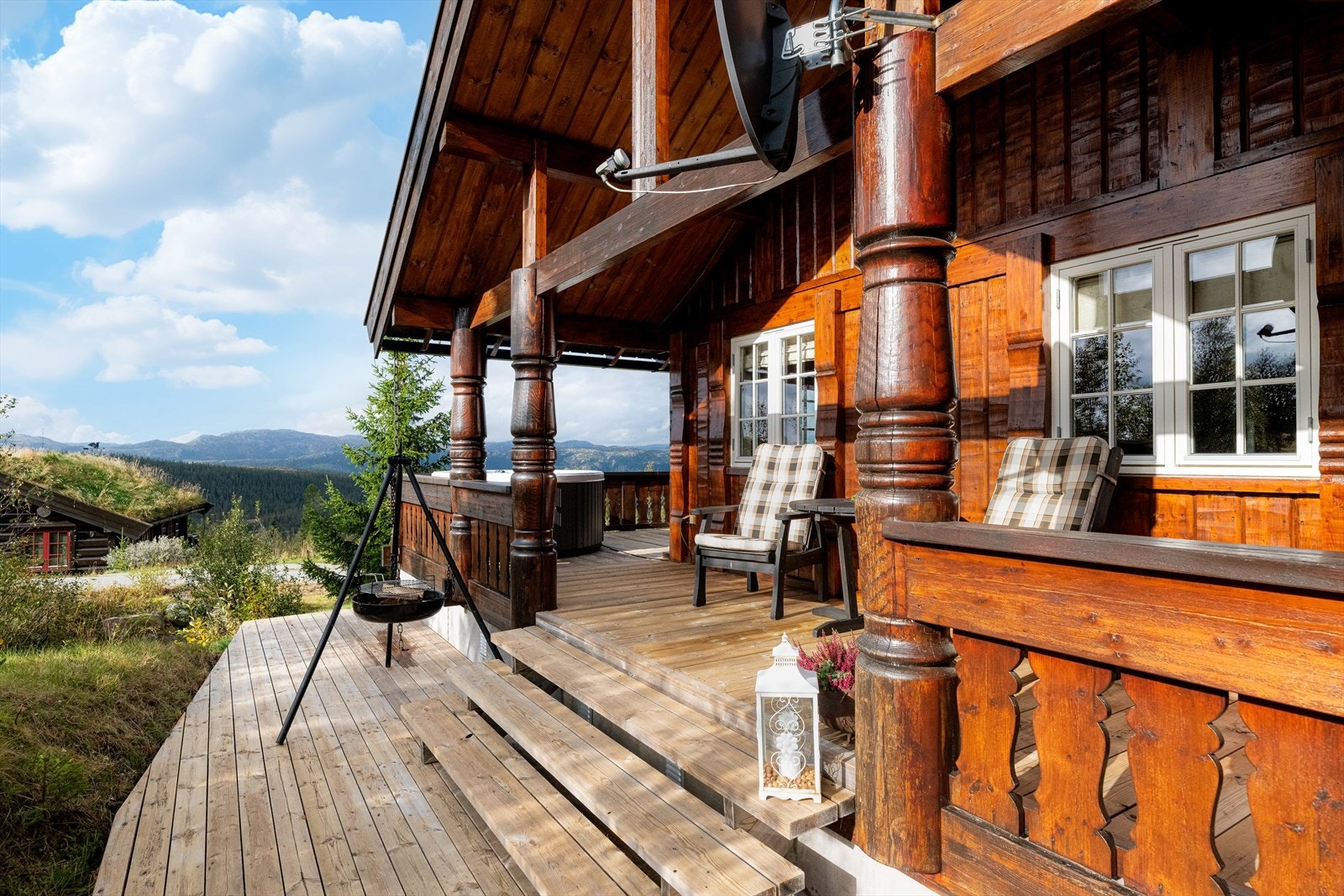 Videre rundt på sørøstsiden er det en takoverbygget veranda, som er fint knyttet sammen med øvrige verandaarealer. Her er det også trapp ned til en terrasseplatting hvor du kan plassere bålpanna eller annet. Galleribilde