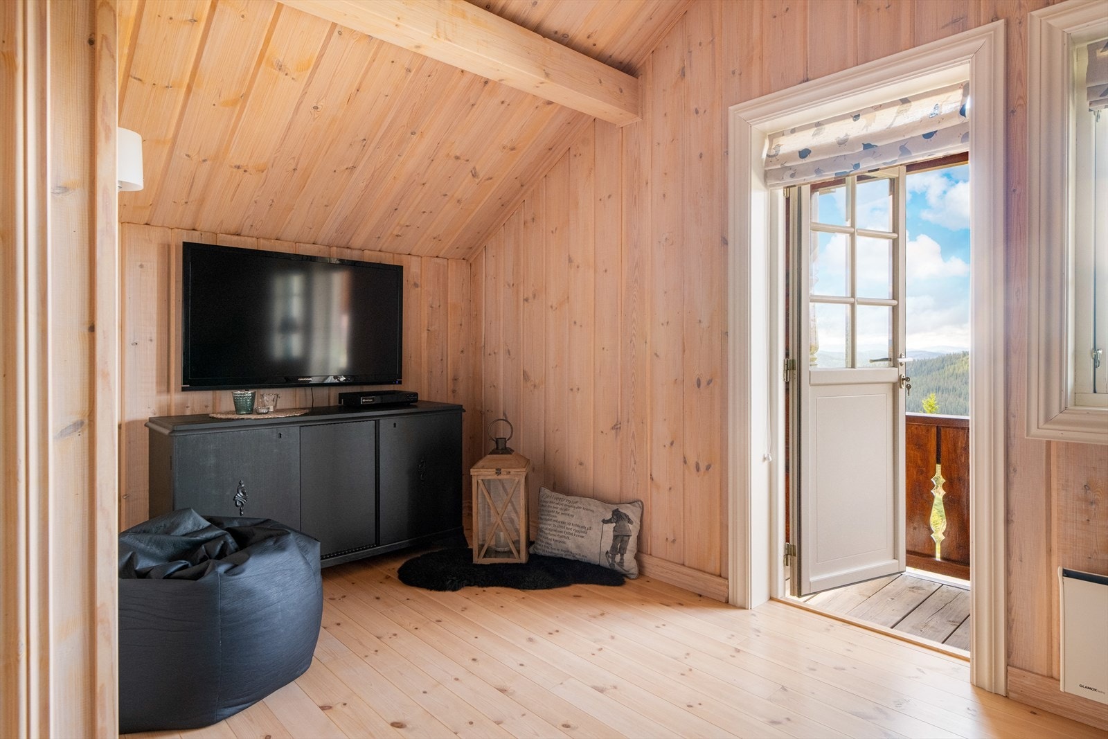 Opp i loftetasjen er det en koselig loftstue med videre tilkomst ut til veranda på ca. 7 kvm. Galleribilde