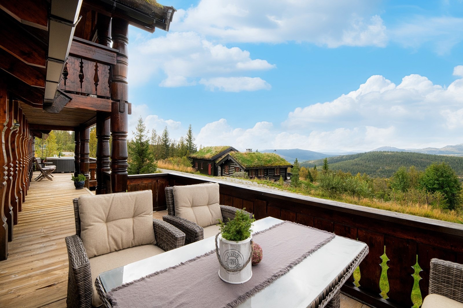 Det er også tilkomst ut til de store utearealene fra stuen via en pen verandadør. Galleribilde