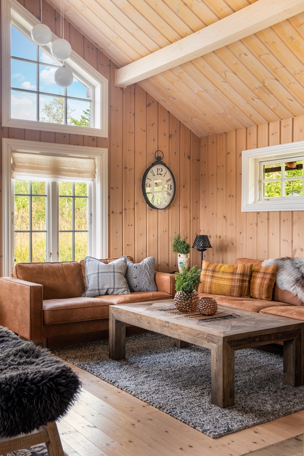 Mot stuedelen er det montert en lekker HWAM peisovn som gir god varme på kaldere dager. Galleribilde