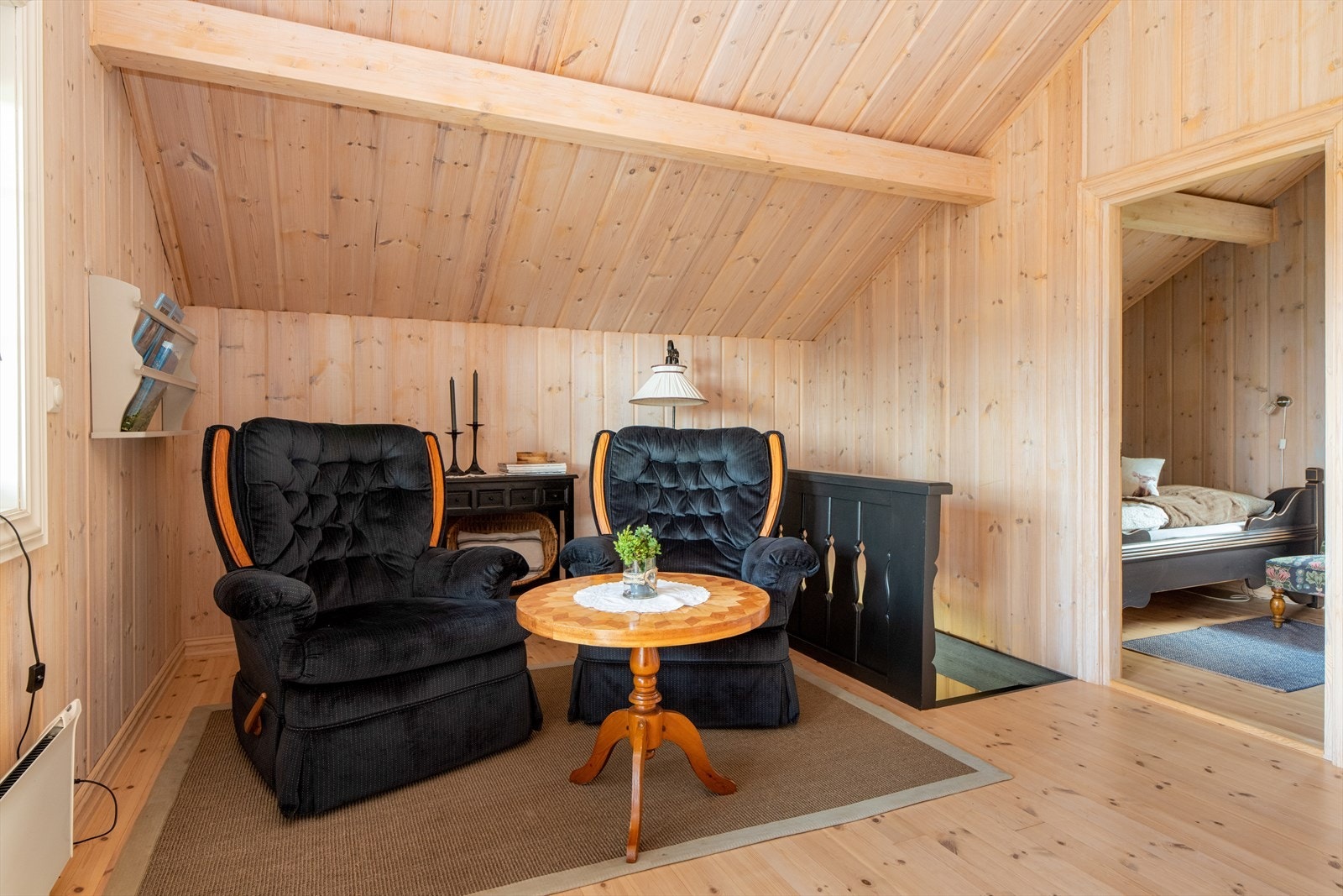 Den ekstra stuen gir fin plass til å trekke seg tilbake eller for barna/ungdommen på hytta. Galleribilde