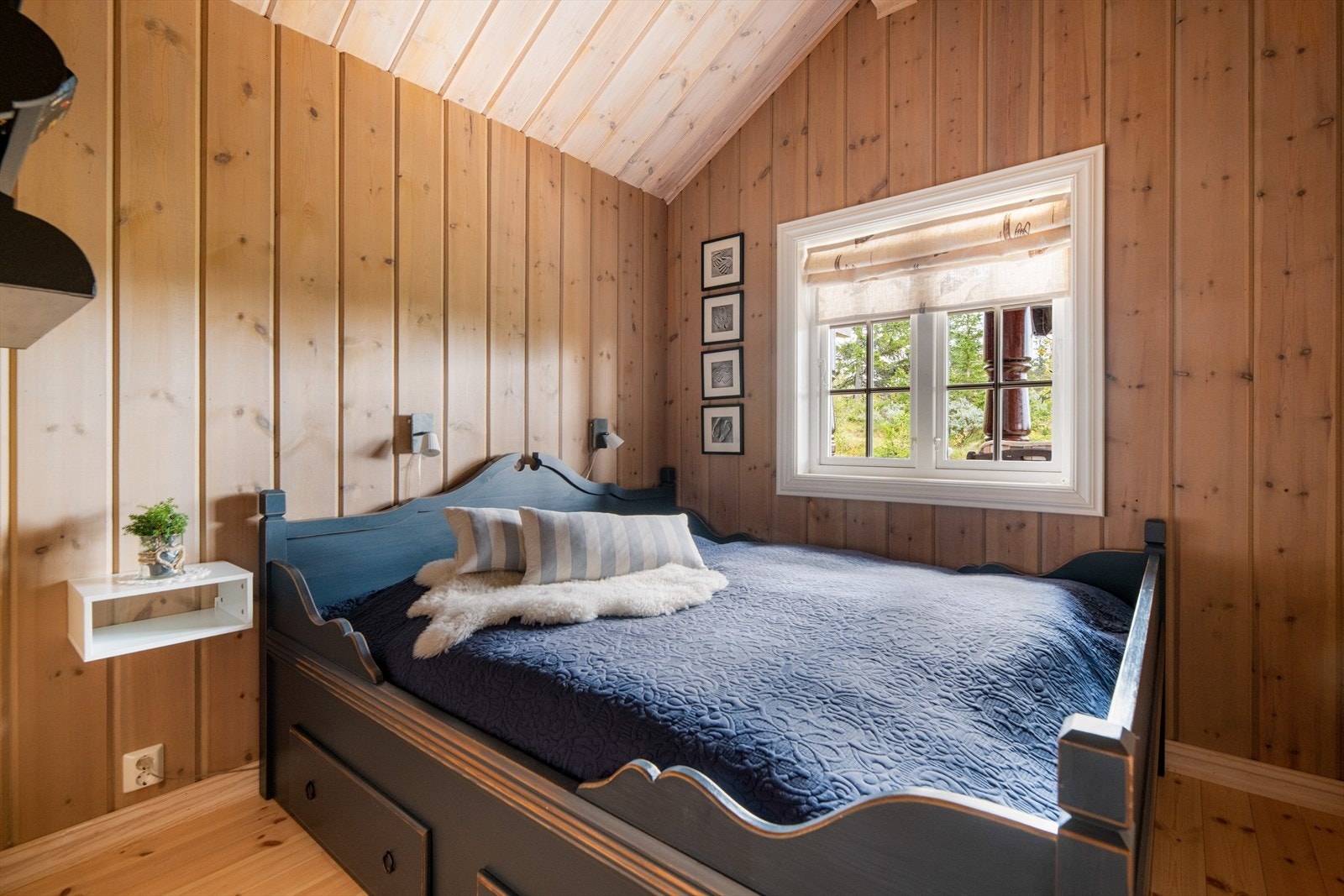 Begge soverom nede har vindusflater ut mot sørøst. Galleribilde