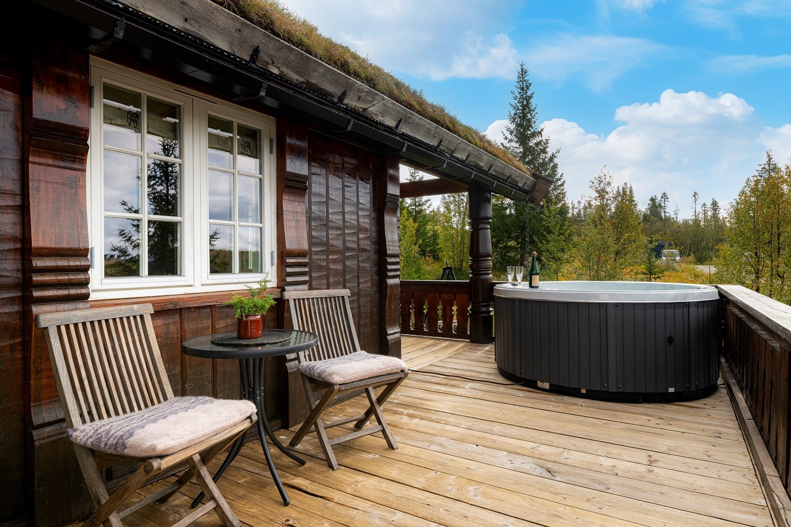 Verandaen har også boblebad hvor hyggelige og avslappende stunder kan nytes, hvor det også her er en fantastisk utsikt. Galleribilde