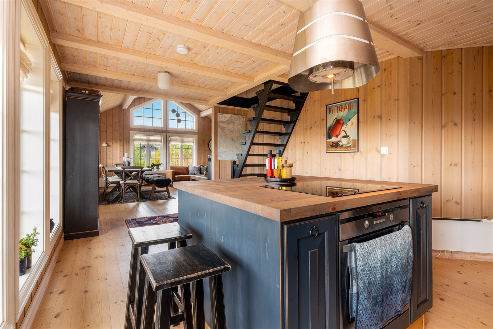 Stue og kjøkken ligger i fin åpen løsning hvor det er en flott helhet og en lun hyttefølelse. Galleribilde