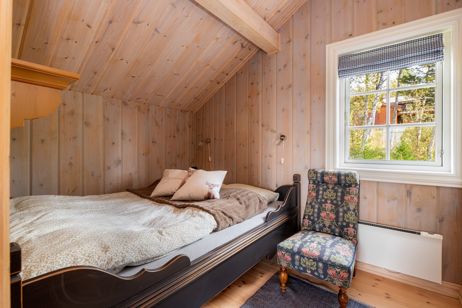 De to andre soverommene ligger i loftetasjen med vindusflater svalt til mot nordøst. Galleribilde