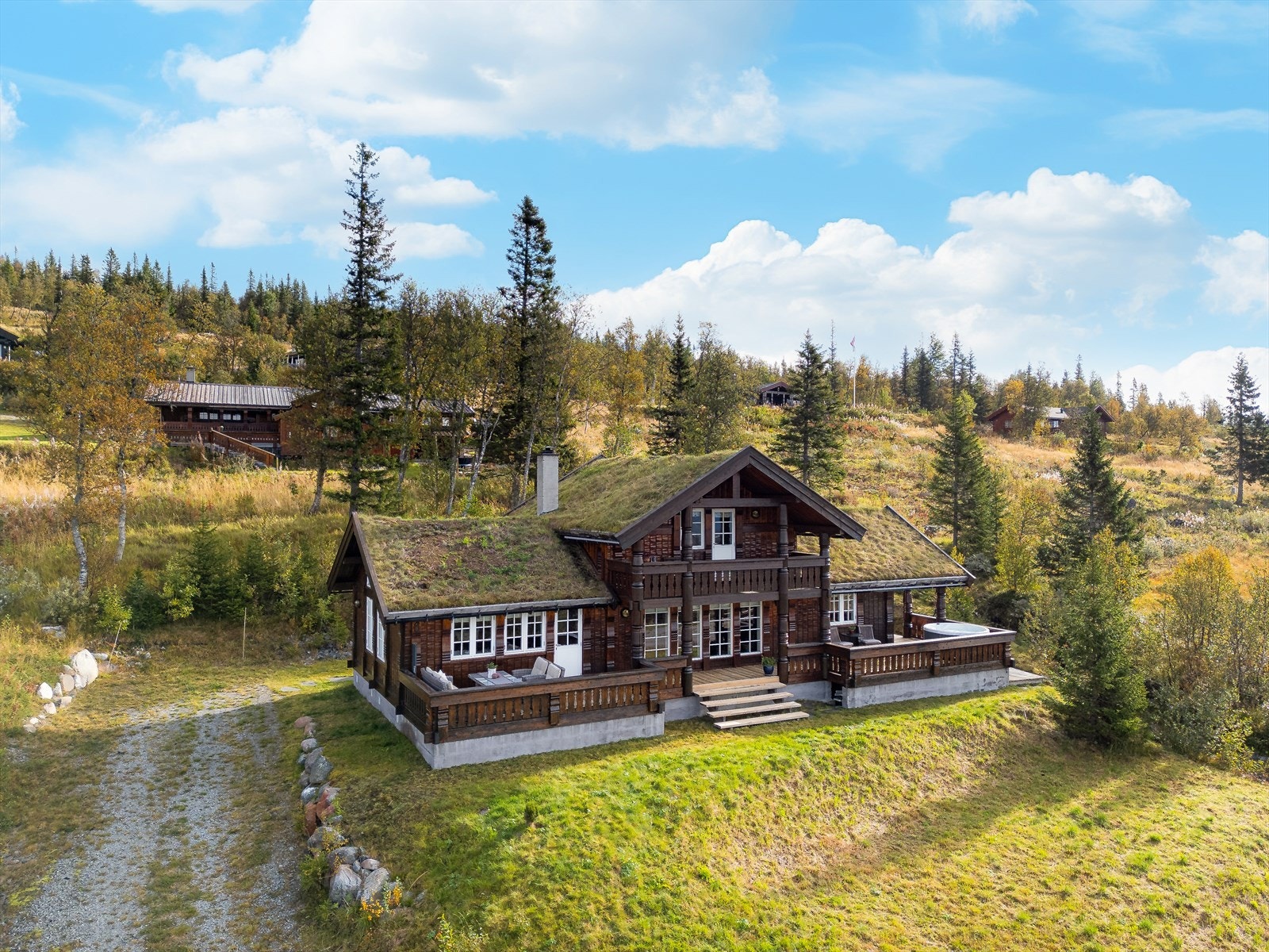 Hytta har mange nydelige utesoner med optimale solforhold sommer som vinter, hvor det i sommerhalvåret er sol fra tidlig morgen til sen kveld. Galleribilde