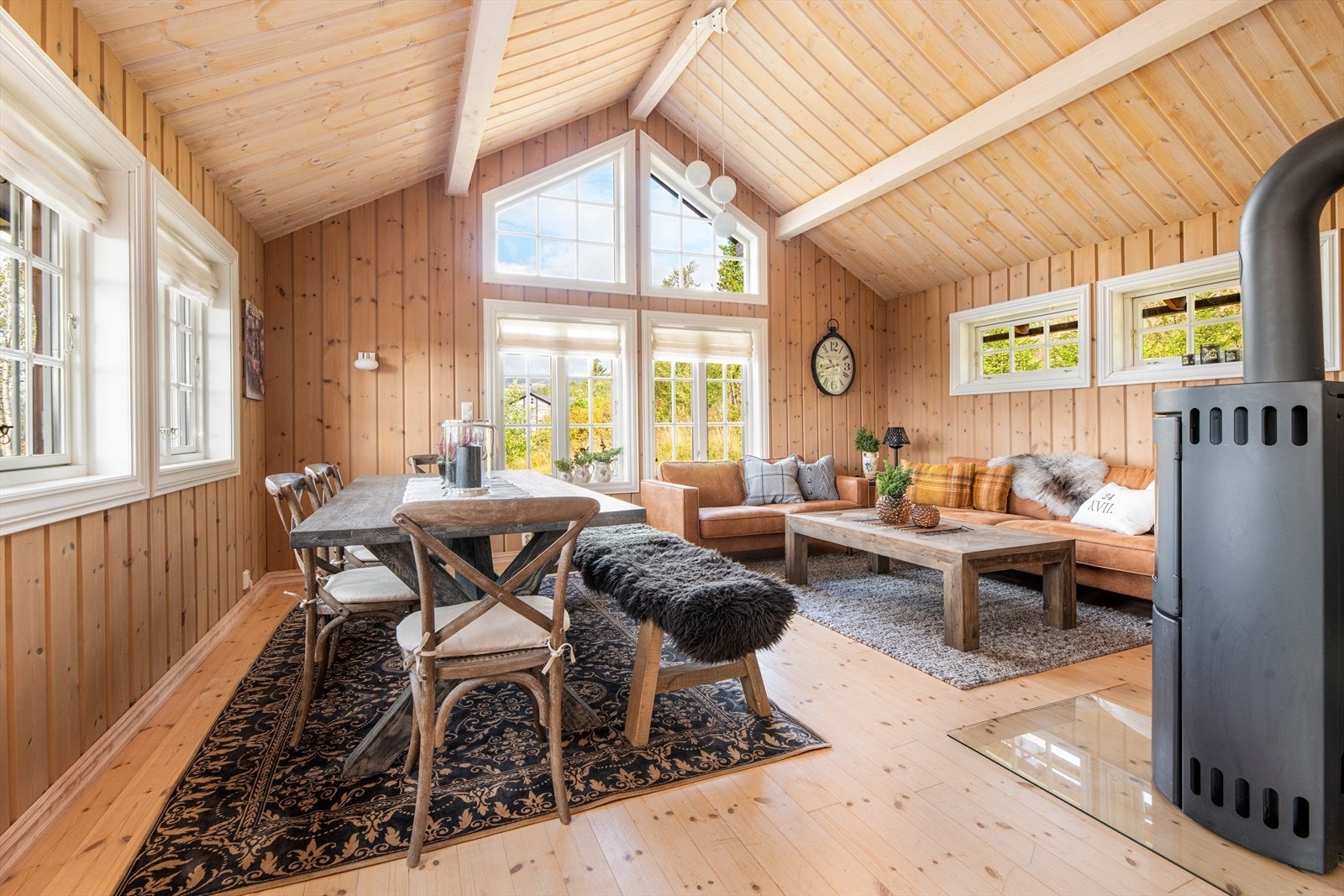 Innvendig har hytta en moderne og lun hyttestil med pene overflater med hovedsakelig panel på vegger og i himlinger, og gulvflater av furu og flis. Galleribilde