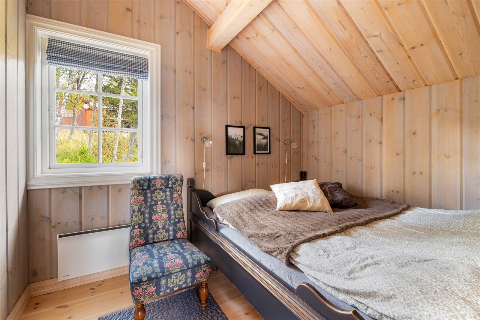 Alle fire soverom er innredet med dobbeltsenger i solid håndverk, som gir sengeplasser til 8 stykker. Galleribilde